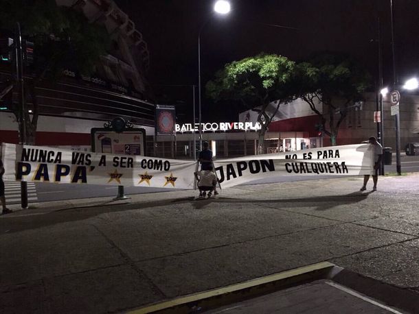 Siguen las cargadas: hinchas de Boca colgaron pasacalles en el Monumental