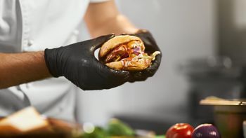 Cuánto cobrará con todo el aumento en paritarias un trabajador en blanco de una cadena de comida rápida Cuánto cobrará con todo el aumento en paritarias un trabajador en blanco de una cadena de comida rápida