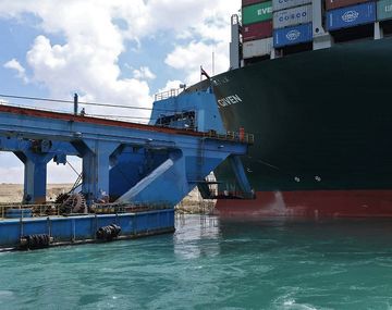 Comercio exterior del mundo en vilo: el buque atascado en el Canal de Suez en tiempo real