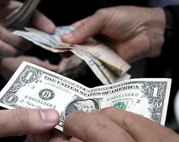 El dólar oficial bajó medio centavo  y el ilegal cotizó a $9