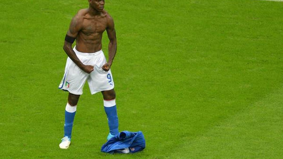 Las Locuras De Balotelli Ahora Encargó Una Estatua Suya De Tamaño Real