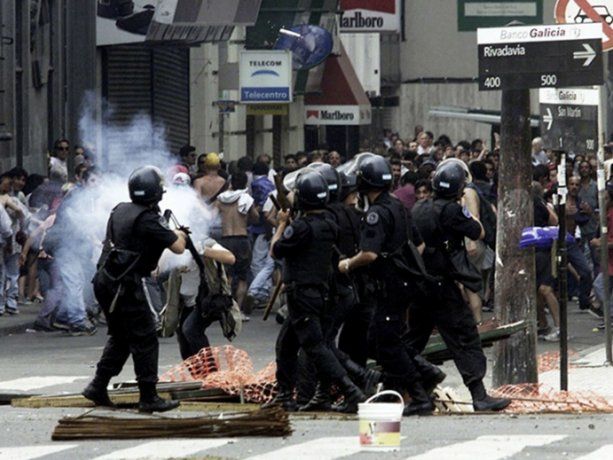 Repudio de familiares de víctimas del 2001 a una editorial de La Nación