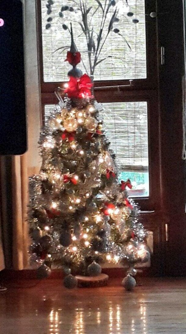 Así armaron el árbol de Navidad las figuras del espectáculo