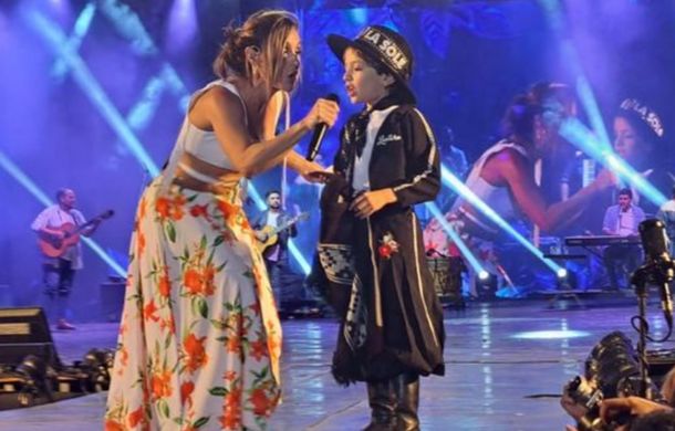 Soledad Pastorutti fue sorprendida en el escenario por un fan especial