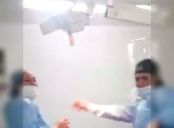 El cirujano bailando en plena operación