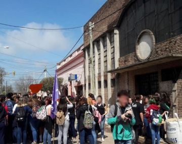 Protesta en un colegio de Cañuelas por el acoso de un cura
