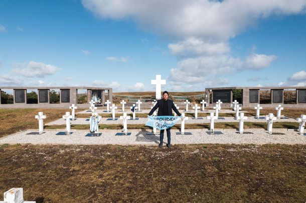 Emocionante video: Ángel Carabajal viajó a las Islas Malvinas y visitó el cementerio de Darwin