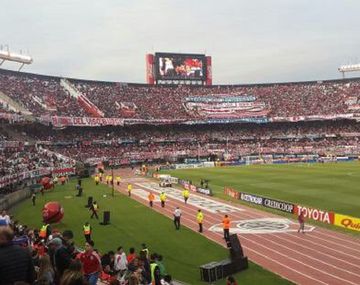 Hinchada de River en el Monumental - Crédito: @DamianAvillagra