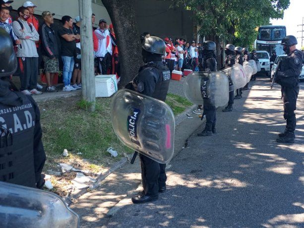 Secuestraron armas y drogas a hinchas de River que iban en colectivos por Panamericana