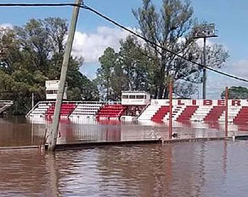 Así quedó la cancha de un club de Concordia por la crecida del río
