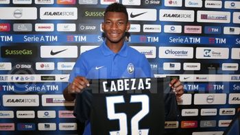 Bryan Cabezas al ser presentado en Atalanta, el dueño de su pase Bryan Cabezas al ser presentado en Atalanta, el dueño de su pase