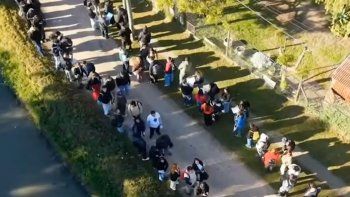 Más de 10 cuadras de colas en Ezeiza para cubrir 40 puestos de trabajo. Más de 10 cuadras de colas en Ezeiza para cubrir 40 puestos de trabajo.