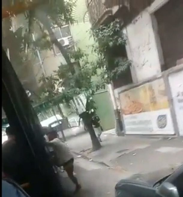 Rompió a patadas la puerta de un colectivo con mujeres y niños porque lo chocó