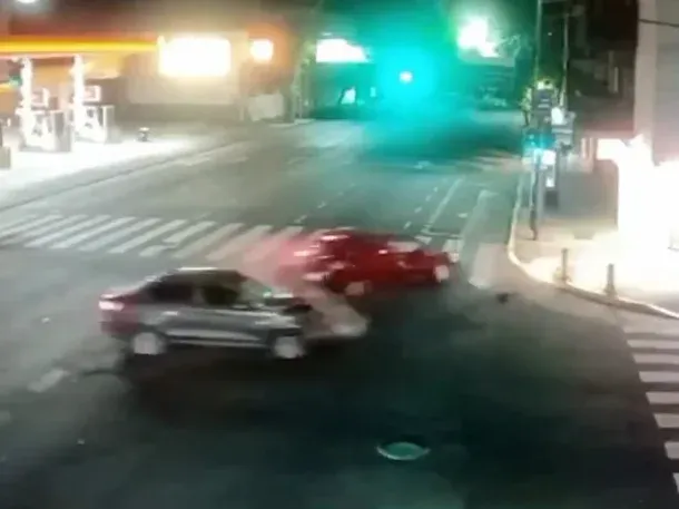 Impresionante choque en Palermo: se subió a la vereda e impactó contra un kiosco