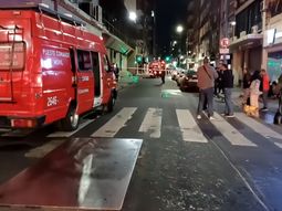Tres dotaciones de bomberos acudieron al lugar para socorrer el fuego que alcanzó los pisos 6, 7, 8 y 9. Tres dotaciones de bomberos acudieron al lugar para socorrer el fuego que alcanzó los pisos 6, 7, 8 y 9.