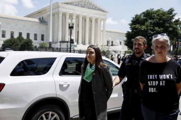 Manifestación por el aborto legal en Washington: detienen a Ocasio-Cortez y a otras 16 congresistas