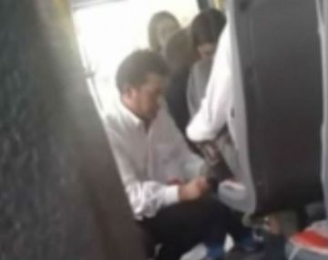 El chofer solidario ayudando al indigente