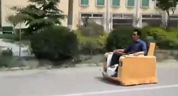 VIDEO: Un hombre maneja un sillón por una avenida