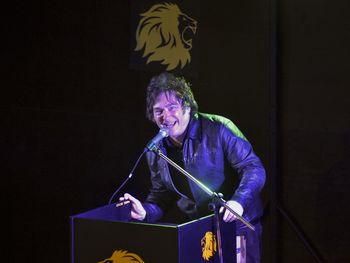 Quién es el kirchnerista que ganó el sorteo del sueldo de Milei