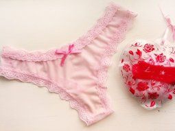 Por qué se regala la bombacha rosa en Navidad