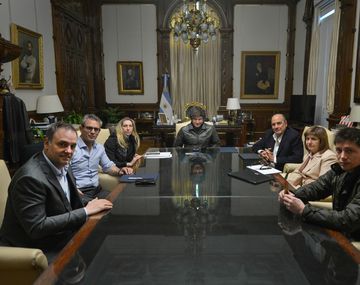El Gobierno compartió una imagen de la ¿nueva? mesa política nacional: Con uñas y dientes