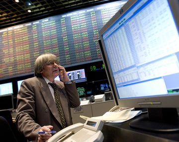 Se recuperan las bolsas europeas tras promesa de preservar al euro