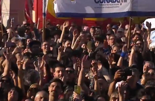 Así fue el emotivo festejo en la Marcha Universitaria tras el rechazo de Diputados a los vetos de Javier Milei