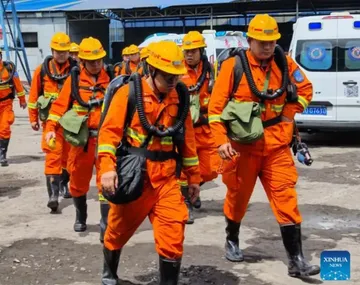 Rescatistas llegan a la mina de carbón de Liushenyu tras la explosión. Foto: AP/Xinhua/Cao Yang.