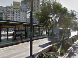 Una mujer fue golpeada en la para del Metrobus Una mujer fue golpeada en la para del Metrobus