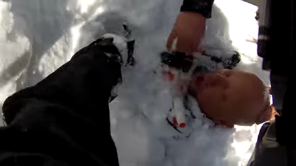 Grababa a un amigo mientras subía una montaña justo cuando lo tapó una avalancha