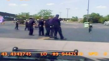 estados unidos: se defendia con una navaja y ocho policias lo asesinaron de 46 disparos estados unidos: se defendia con una navaja y ocho policias lo asesinaron de 46 disparos