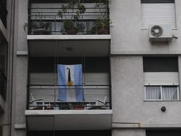 Una bandera argentina con crespón negro en el departamento de la familia Videla