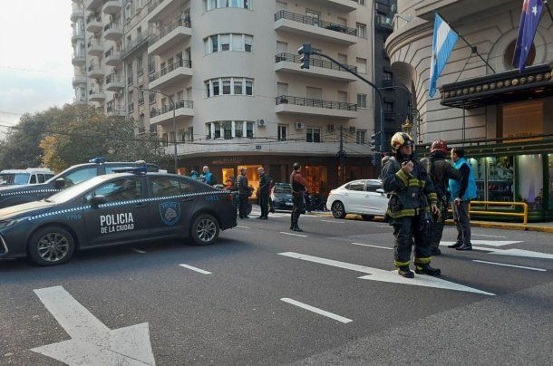 Amenaza de bomba en el hotel Alvear: le negaron la habitación presidencial y aseguró tener explosivos