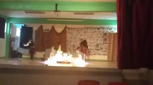 La peor escena: así se quemaron dos estudiantes en plena obra de teatro