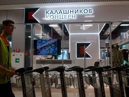 Kaláshnikov abrió su tienda de souvenires en un aeropuerto de Moscú