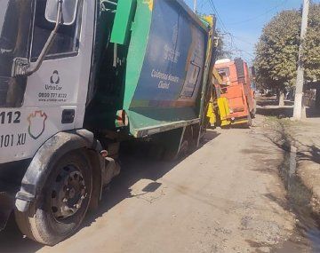 Grúa fue a remolcar un camión de basura hundido en la calle y también se estancó