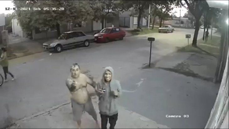 Sorprendió a un ladrón y lo hizo mirara a cámara amenazándolo con un machete