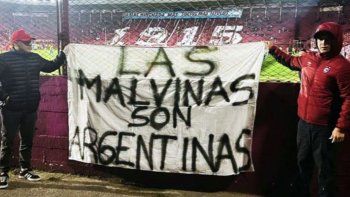 La hinchada de Cienciano desplegó una bandera a favor del reclamo de soberanía argentina sobre las Malvinas y emocionó a Lanús. La hinchada de Cienciano desplegó una bandera a favor del reclamo de soberanía argentina sobre las Malvinas y emocionó a Lanús.