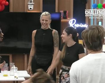 Queso rachado: el palito de Romina a Coti en el karaoke