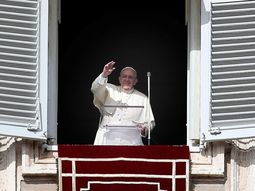 El Papa provoca una ovación en la plaza San Pedro con sus preguntas