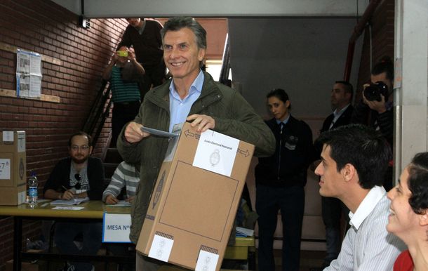 #Elección2015 Macri votó con cuestionamientos al sistema electoral: Es arcaico