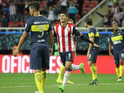 Alan Pulido celebra el gol del empate ante la desazón de los de Boca Alan Pulido celebra el gol del empate ante la desazón de los de Boca