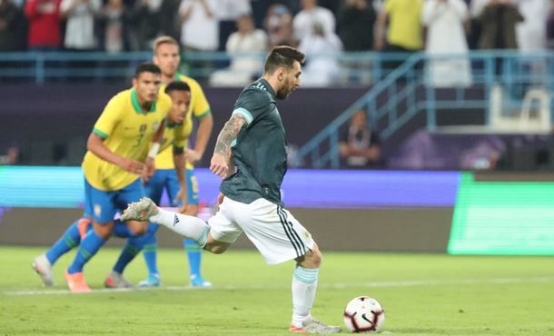 Con un gol de Messi en su regreso, Argentina se quedó con el clásico ante Brasil