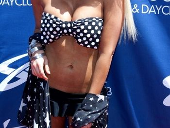 Una bikini a lunares que hace ver las estrellas