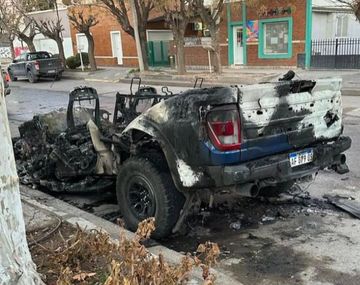 Prendieron fuego una camioneta a nombre de Rojo que cuesta $100 millones