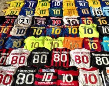 Ronaldinho mostró su gran colección de camisetas
