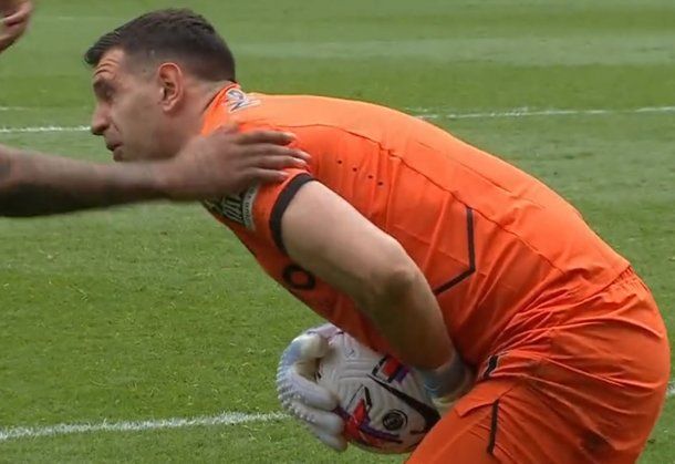 El golpe por el que Dibu Martínez quedó afuera de Aston Villa vs Brentford