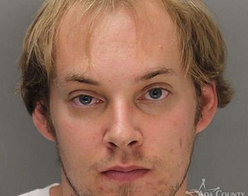 Detienen a hombre que abusó de su gato disfrazado de perro