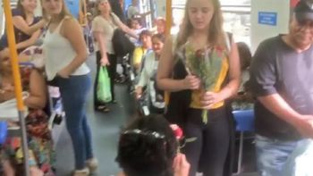 El pedido de casamiento en el tren que era una actuación El pedido de casamiento en el tren que era una actuación