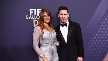 messi y antonella rocuzzo, muy elegantes en la entrega del balon de oro 2016 messi y antonella rocuzzo, muy elegantes en la entrega del balon de oro 2016